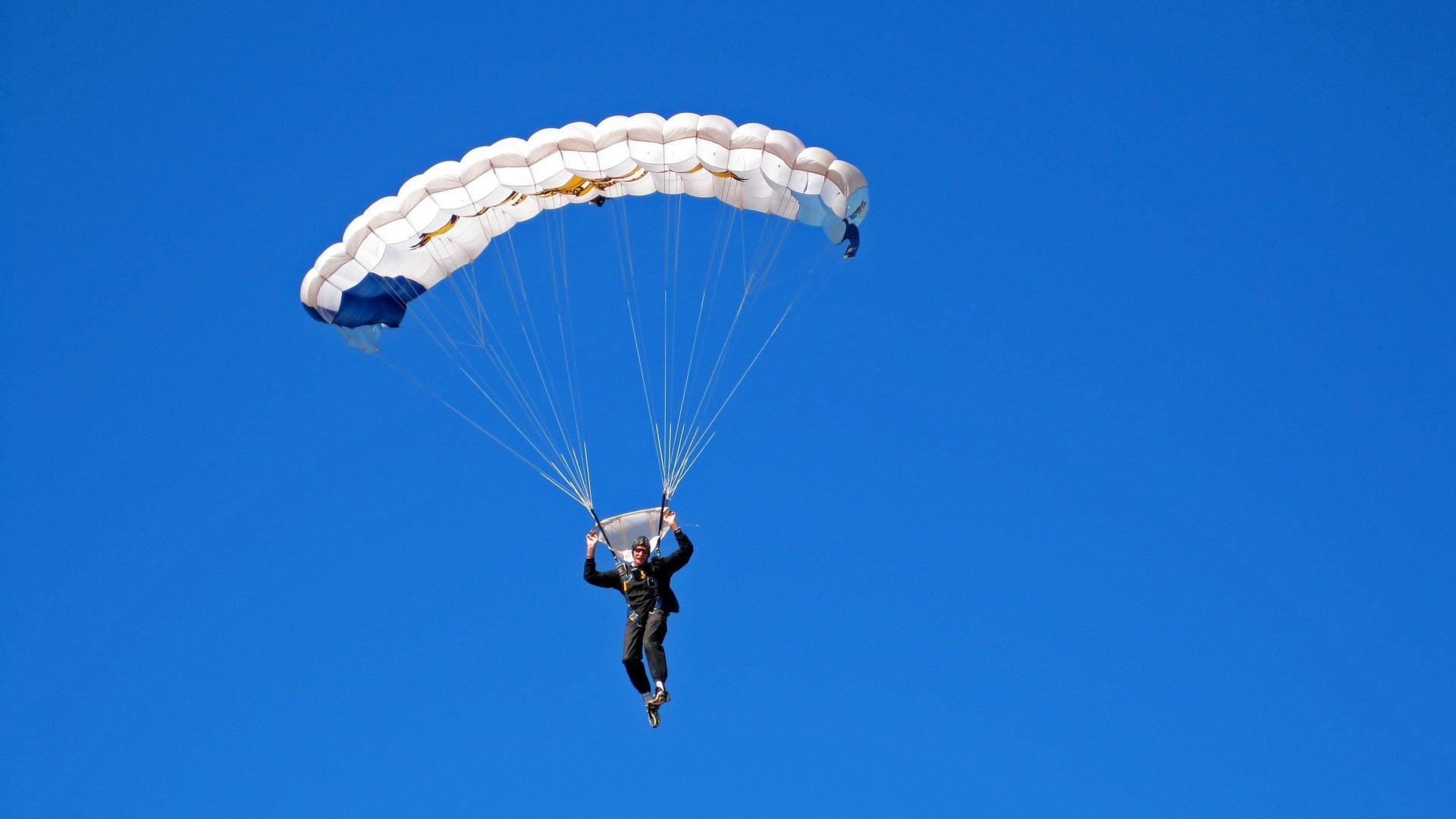 赛道上的东方风暴，周冠宇领衔哈斯车队完胜雷诺
